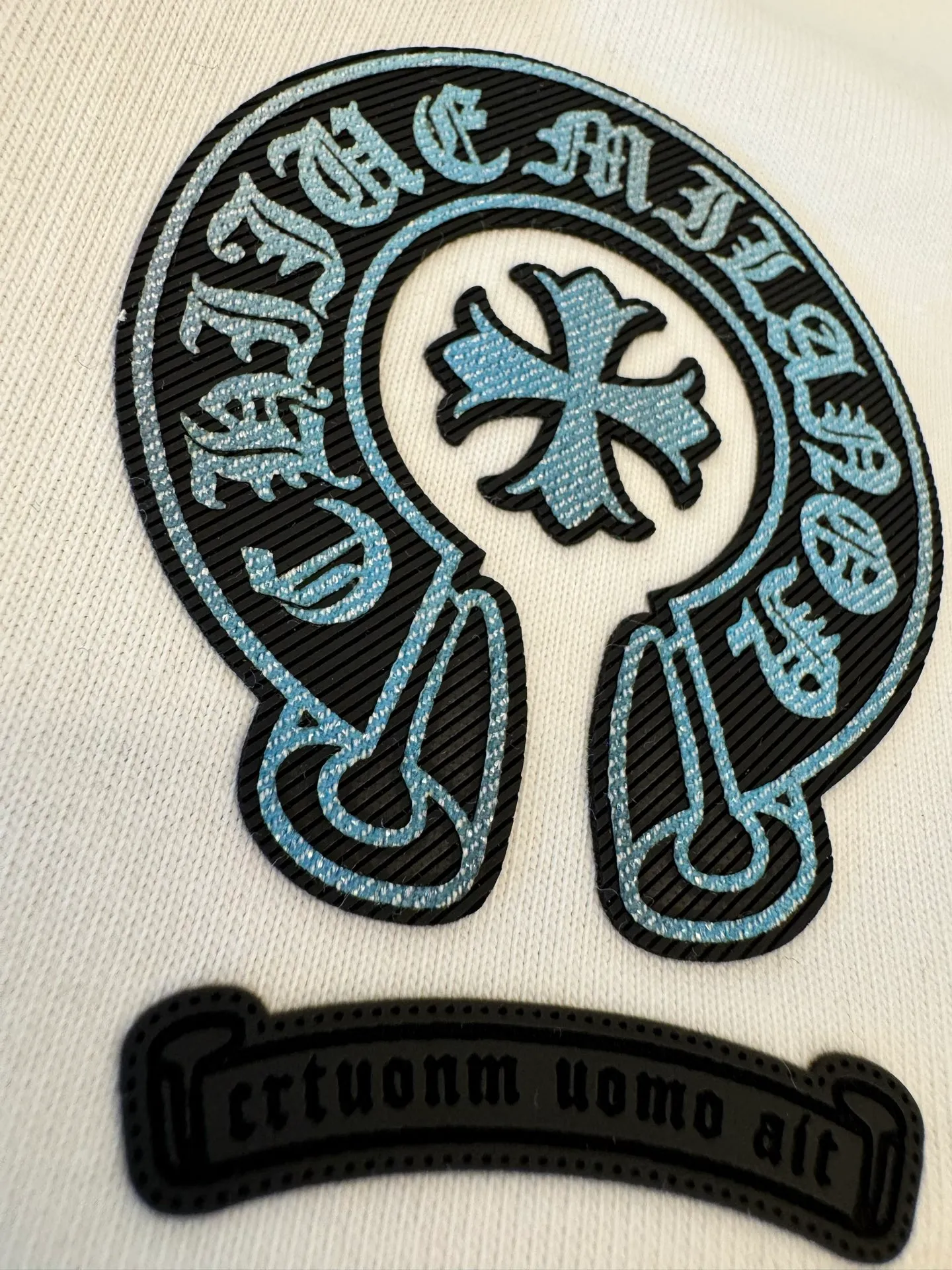 P180 Chrome Hearts unisex short-sleeved T-shirt, light luxury, customized cross logo stamp gradient process, 320g 100% double yarn pure cotton fabric, collar label, hangtag, main mark and three complete labels. Size: S M L XL